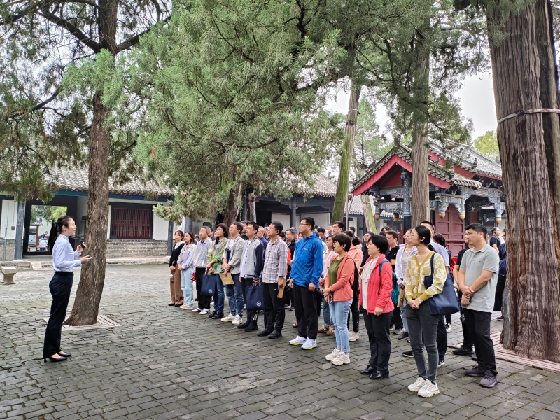 5.学员在曲阜孔府重光门听取儒家家风家教讲解.jpg