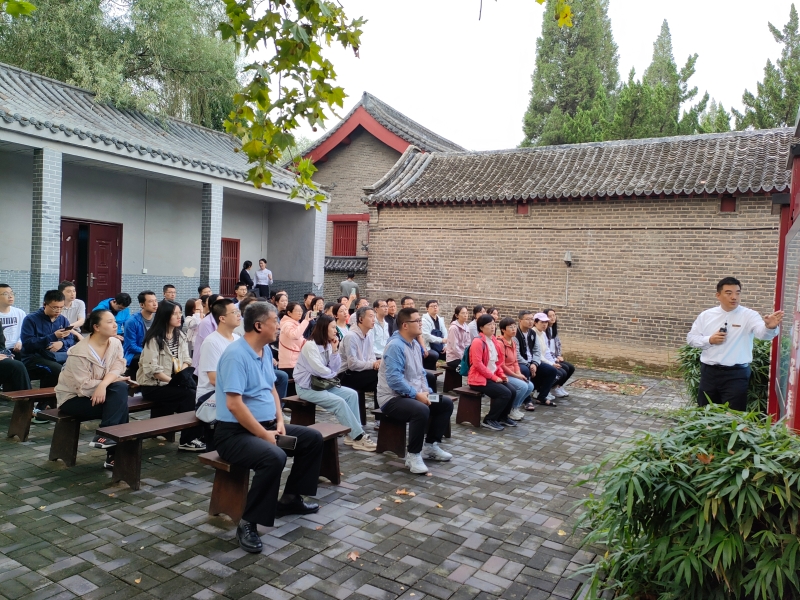 9.学员在嘉祥武氏祠听取中华民族文化自信讲解.jpg