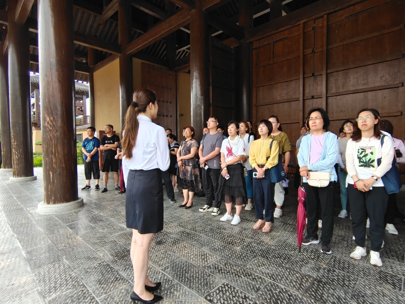 7.学员在孔子大学堂孔子像前听取儒家文化起源讲解.jpg