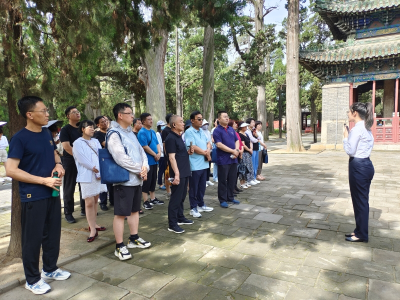 9.学员在孟庙孟母断机处听取孟母教子思想讲解.jpg