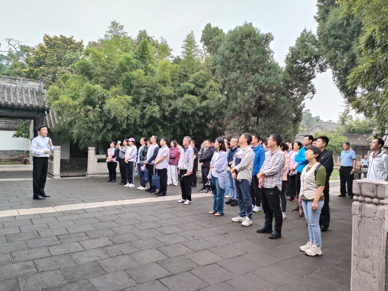 7.学员在邹城孟府大堂听取儒家规矩之道讲解.jpg