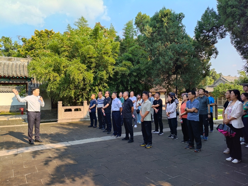 10.学员在邹城孟府大堂听取儒家规矩之道讲解.jpg