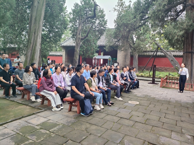 6.学员在邹城孟庙官箴碑听取儒家为官之道讲解.jpg