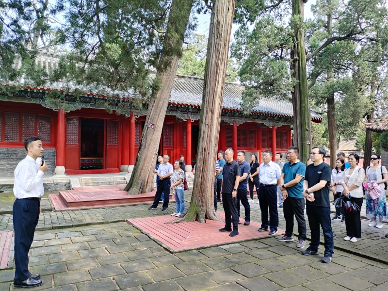 9.学员在邹城孟庙亚圣殿听取儒家仁政民本思想讲解.jpg