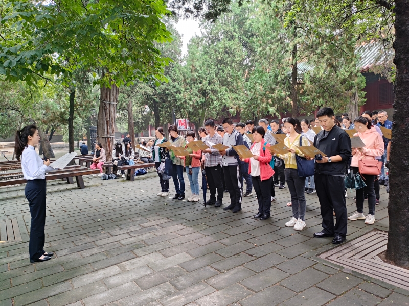 4.学员在曲阜孔庙杏坛听取儒家学习思想讲解.jpg
