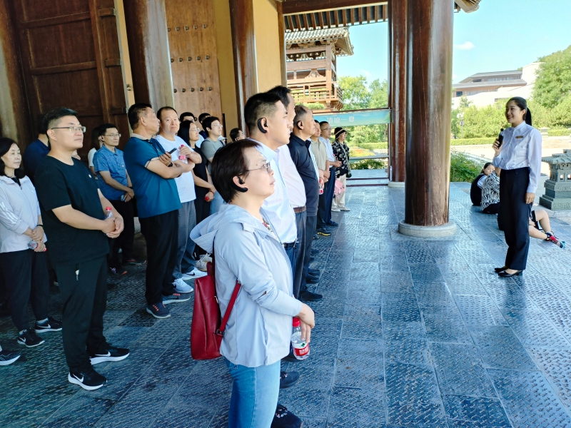 8.学员在尼山孔子大学堂听取儒家文化起源讲解.jpg