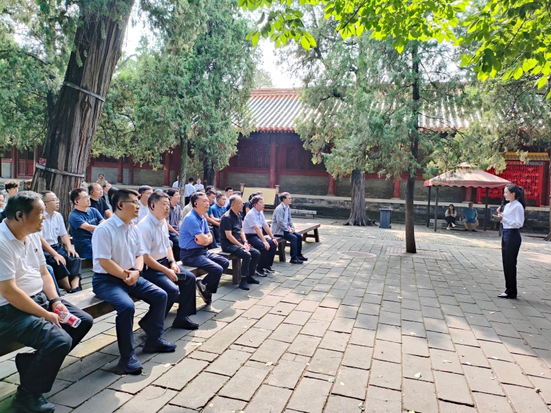 6.学员在曲阜孔庙杏坛听取儒家学习思想讲解.jpg