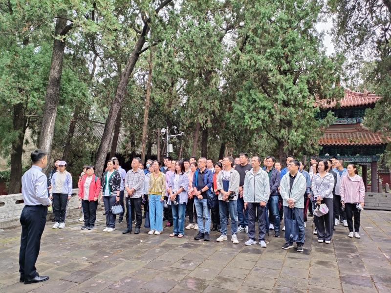 8.学员在嘉祥曾庙宗圣殿听取曾子政治思想讲解.jpg